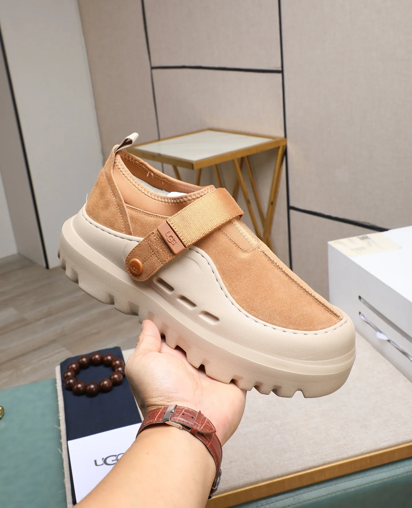 Men's men's shoes 💰580 (full genuine wool lining, 10% off for fake ones) Please note the quality of the original order and compare the thickness of the wool 🏮🏮 Popular UGG from Australia's warm luxury brand men's shoes, the official website is synchronized, Beckham men's style..., made of imported top-layer waxed cowhide, waxed toe cap, Australian real wool velvet lining Carefully sewn...Imported rubber Martin boots outsole (comfortable, soft, wear-resistant) The quality is really great...Exquisite workmanship, you won't be able to put it down at first sight, size 39-44 (customized in 45)